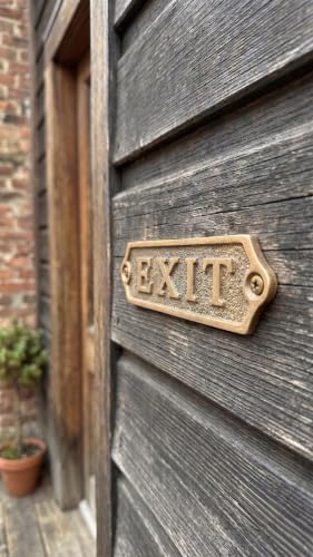 EXIT Vintage Metal Sign – Antique Brass Exit Door Plaque Durable Commercial-Grade Professional Signage, Easy Mount Office & Business Door Plaque - color: EXIT
